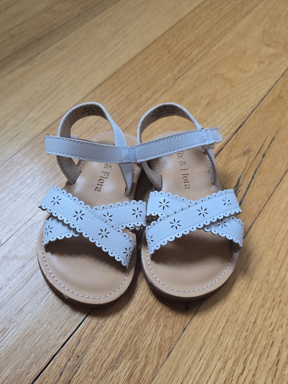 Girls White Scalloped Flower Strap Sandals